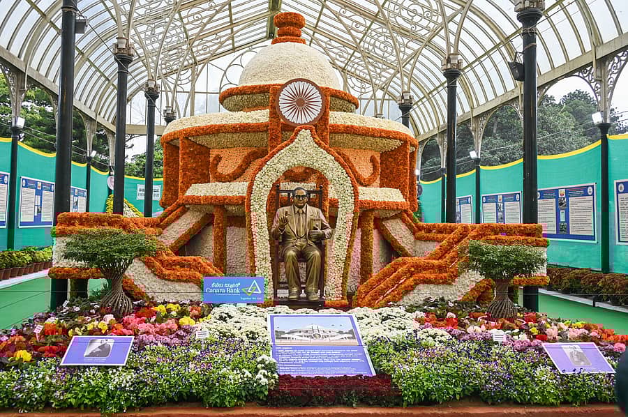 <div class="paragraphs"><p>78ನೇ ಸ್ವಾತಂತ್ರ್ಯೋತ್ಸವದ ಅಂಗವಾಗಿ ಬೆಂಗಳೂರಿನ ಲಾಲ್ಬಾಗ್ನ ಗಾಜಿನ ಮನೆಯಲ್ಲಿ ಸಂವಿಧಾನ ಶಿಲ್ಪಿ ಡಾ.ಬಿ.ಆರ್. ಅಂಬೇಡ್ಕರ್ ಅವರ ಪರಿಕಲ್ಪನೆಯಲ್ಲಿ ಈ ಬಾರಿಯ ಫಲಪುಷ್ಪ ಪ್ರದರ್ಶನವನ್ನು ಏರ್ಪಡಿಸಲಾಗಿದೆ.</p></div>